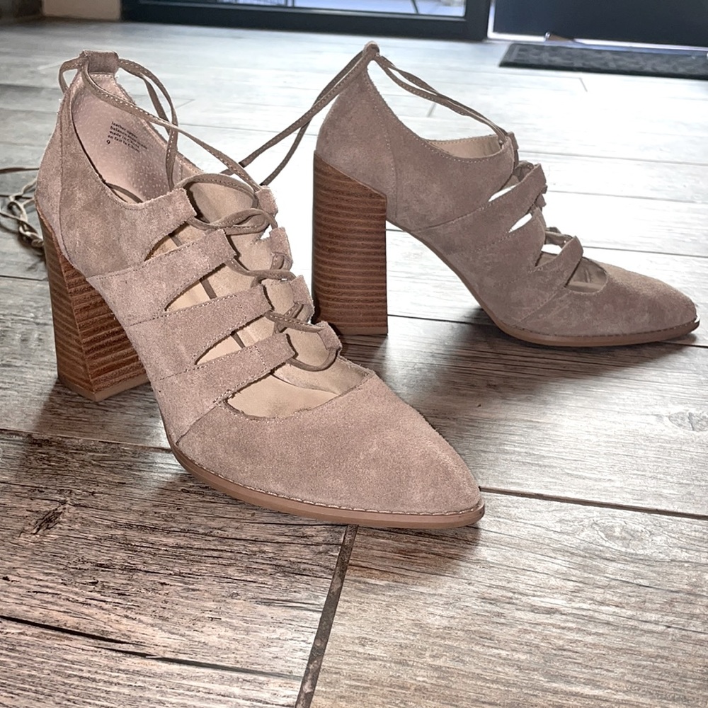 Seychelles center taupe suede heels